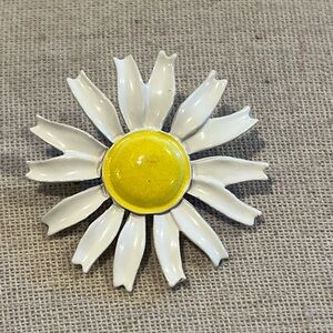 Vintage White and Yellow Daisy Enamel and gold Brooch
